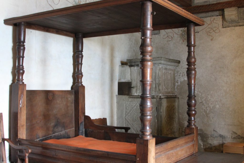 Bett im Château de Chillon