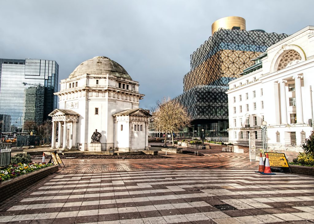 Platz vor der Birmingham Library in England