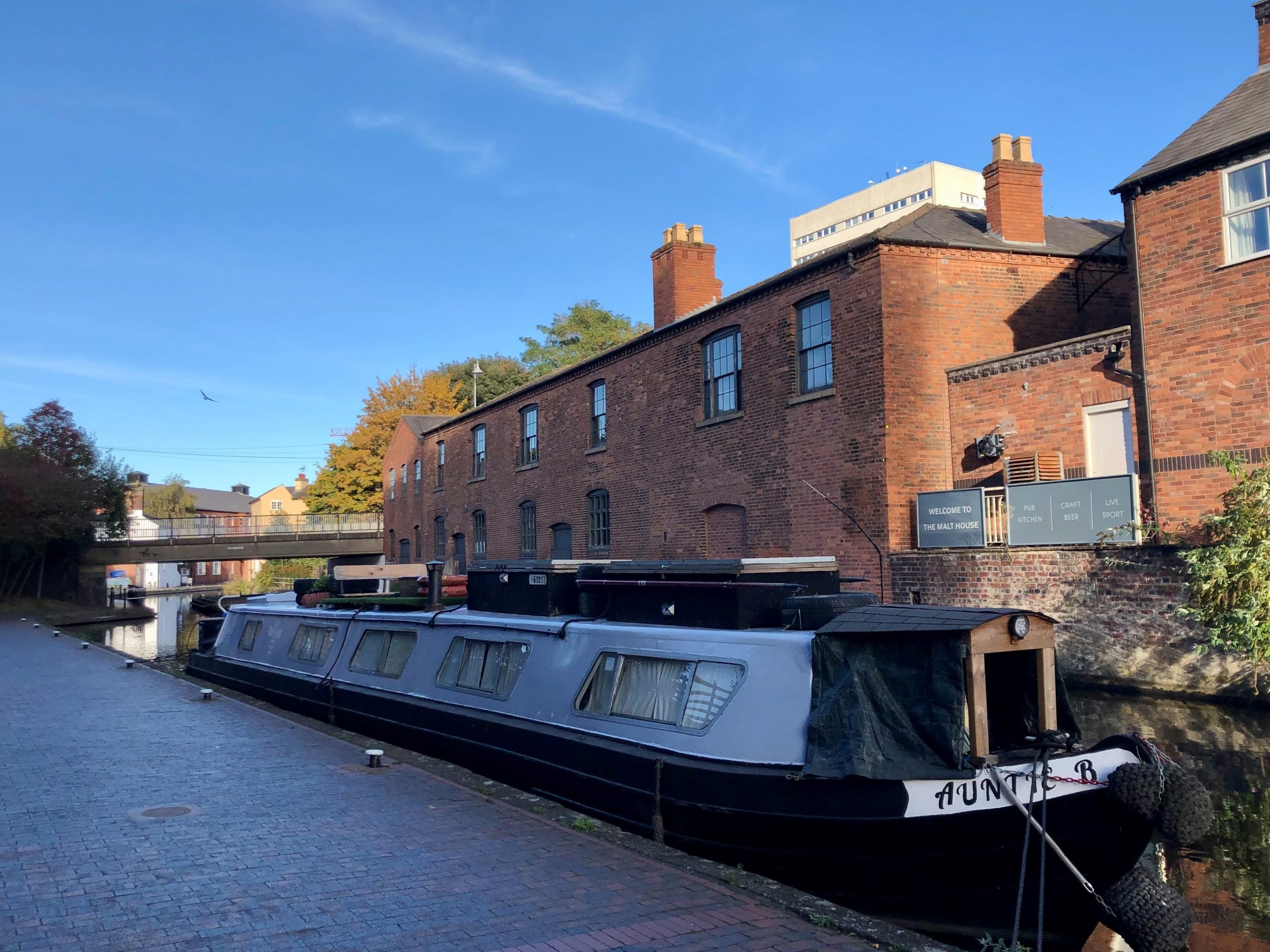 Narrowboat auf dem Birmingham Canal in England